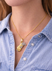 Golf Bag Pendant 18K YWG 2,6 / Vintage-Inspired Yellow Gold Medallion Charm Necklace with Intricate Embossed Detail