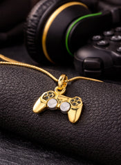 PS Pendant 18K YWG 2,8 / Round Brilliant Emerald and Engraved Yellow Gold Charm Necklace