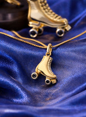 Skate Pendant 18K YWG 2,5 / Round Cabochon Onyx Charm Necklace in Yellow Gold