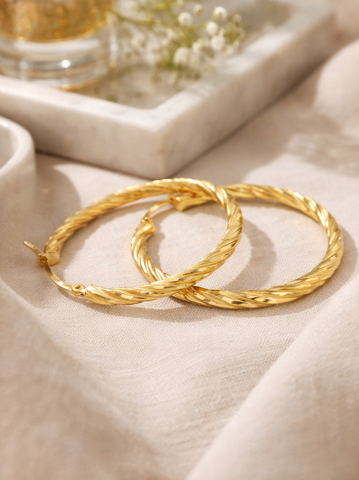 Twisted Hoops 18K YG 4,3 / Classic Polished Yellow Gold Engraved Hoop Earrings